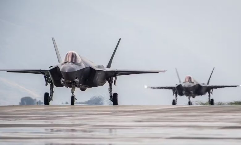 Dua pesawat F-35 Lightning II di landasan pacu