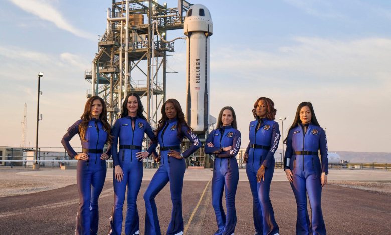 Kru NS -31 All -Female Blue Origin - termasuk Katy Perry, Lauren Sanchez dan Gayle King - berpose dengan roket Shepard baru sebelum diluncurkan ke luar angkasa