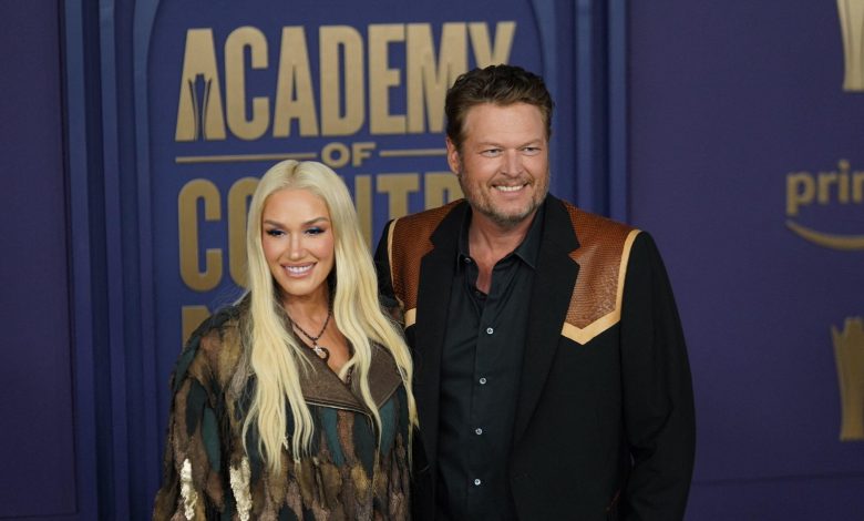 Gwen Stefani dan Blake Shelton di 59th Academy of Country Music Awards