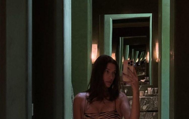 Hailey Bieber membentak selfie.