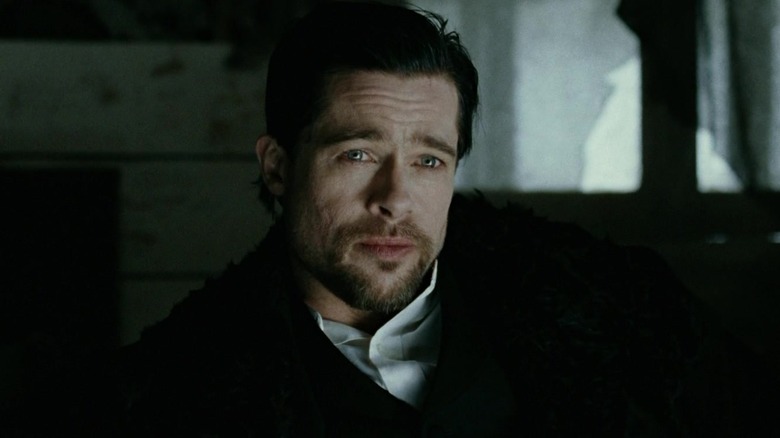 Jesse James dari Brad Pitt melihat ke seberang bingkai dalam pembunuhan Jesse James oleh The Coward Robert Ford