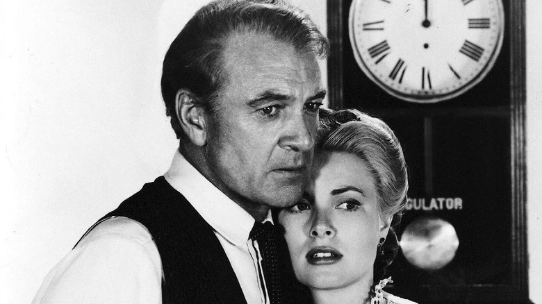 Gary Cooper sebagai Marshal Will Kane dan Grace Kelly sebagai Amy Fowler Kane, tampak terserang jam di belakang mereka