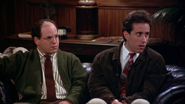 George dan Jerry duduk di sofa di Seinfeld