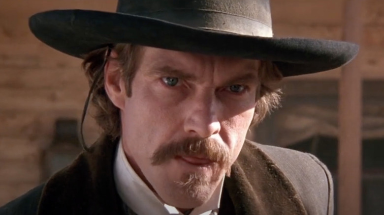 Dennis Quaid terlihat wan dan marah seperti Doc Holliday di Wyatt Earp