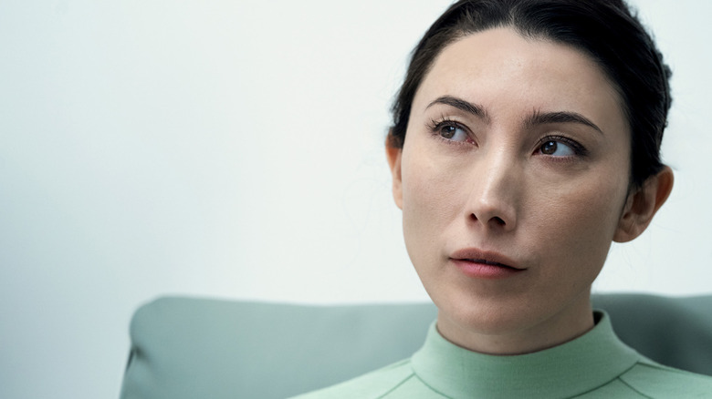 Dichen Lachman sebagai Gemma yang terlihat skeptis dalam pesangon