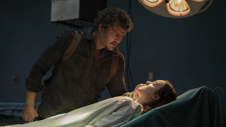 Joel Melihat Ellie di meja operasi di The Last of Us