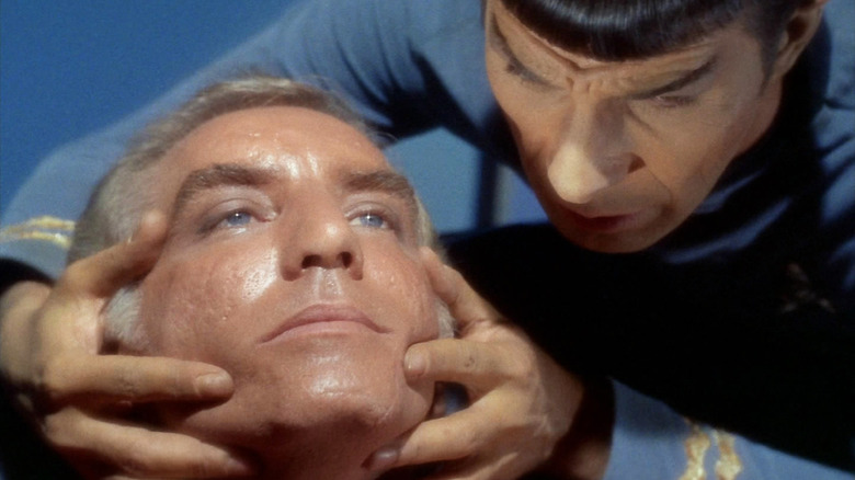 Spock Mind mengacaukan Dr. Simon Van Gelder dalam episode Star Trek