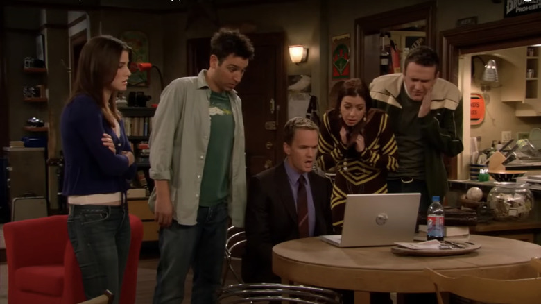 Ted, Marshall, Robin, Barney, dan Lily bereaksi terhadap video musik Robin Sparkles di 'How I Met Your Mother'