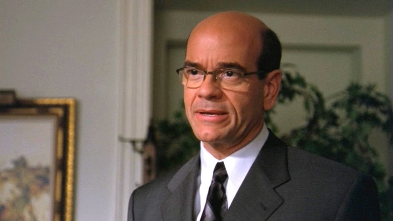 Richard Woolsey, dalam setelan jas, adegan dari Stargate SG-1