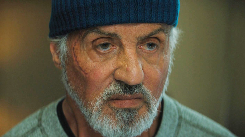 Joe Smith dari Sylvester Stallone terlihat intens di close-up di Samaritan