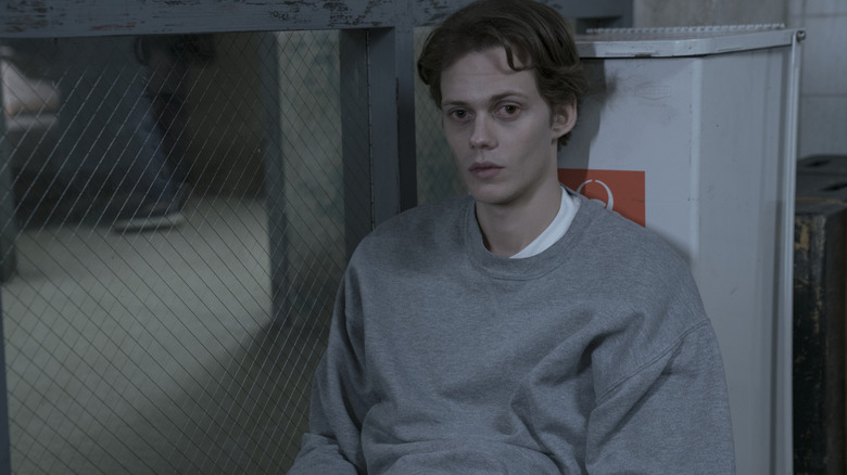 Anak itu, bersandar pada limbah berbahaya yang terkandung dalam episode Castle Rock
