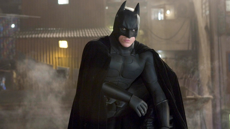 Christian Bale sebagai Bruce Wayne, mengenakan batsuitnya