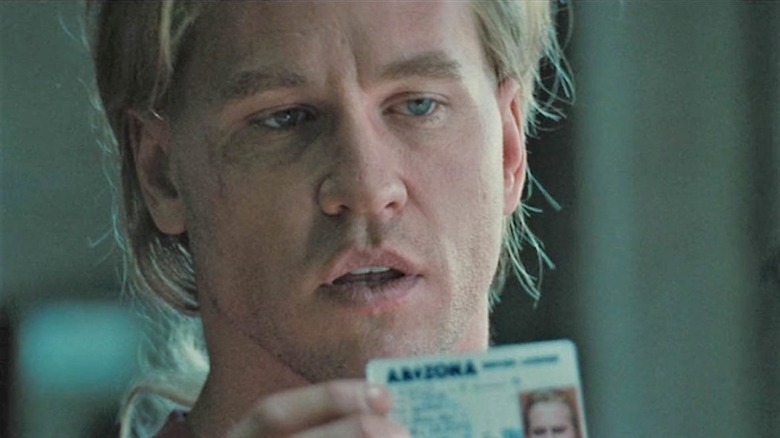 Chris Val Kilmer memegang ID palsu di panasnya
