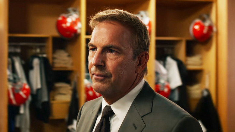 Kevin Costner Sonny Weaver Jr. duduk di ruang ganti di draft day