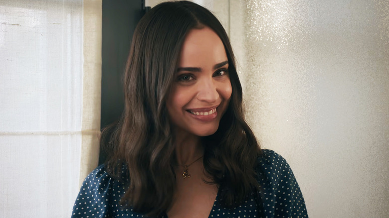 Sofia Carson tersenyum dalam daftar kehidupan
