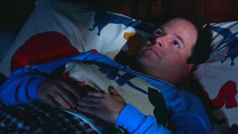 George Costanza berbaring di tempat tidur di Seinfeld