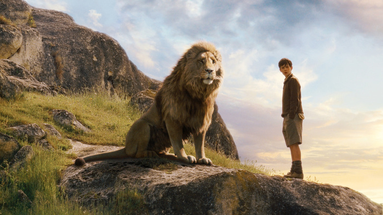 Liam Neeson sebagai suara Aslan dan Skandar Keynes sebagai Edmund Pevensie berdiri di lereng gunung di Chronicles of Narnia: The Lion, The Witch, dan The Wardrobe