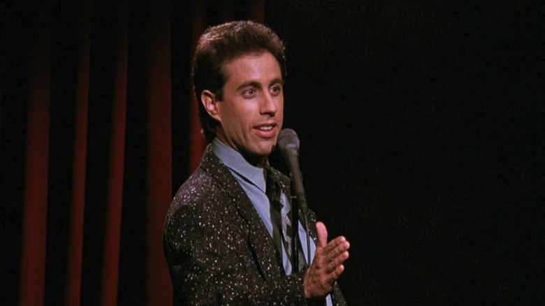 Jerry Seinfeld di atas panggung tampil di Seinfeld
