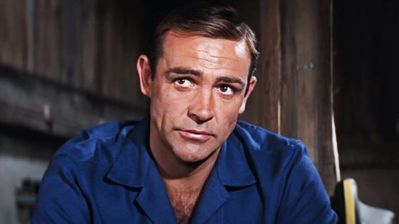 James Bond Sean Connery mendongak sambil duduk di rumah kapal di Thunderball