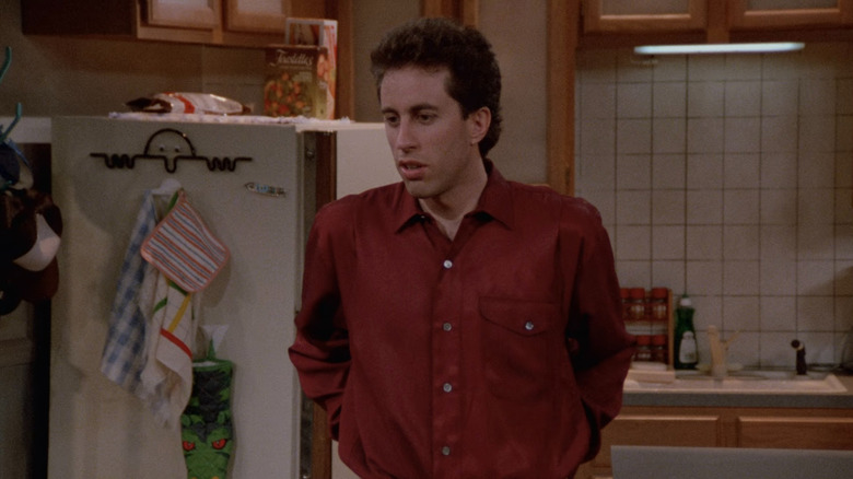Jerry Seinfeld mengenakan kemeja tombol merah di Seinfeld