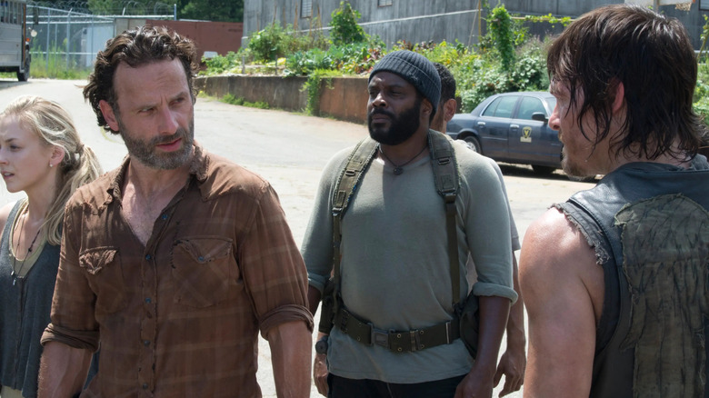 Rick, Tyreese, dan Daryl berdiri bersama dengan orang -orang yang selamat di The Walking Dead