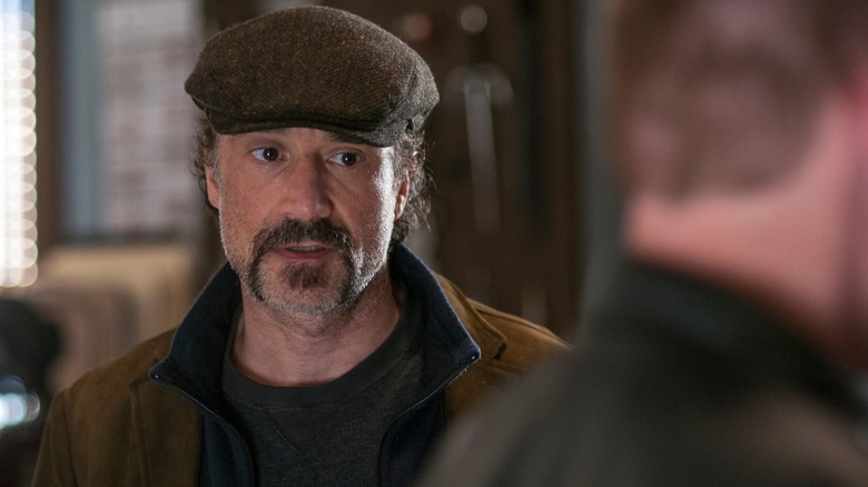 Elias Koteas sebagai Alvin Olinsky mengenakan topi di Chicago PD