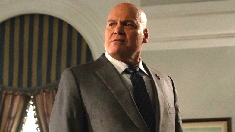 Kingpin berdiri di kantornya dengan setelan abu -abu di Daredevil: Born Again