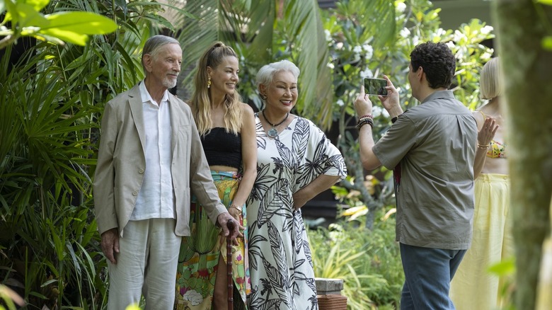 Jim Jaclyn dan Sritala berpose untuk foto di losus putih