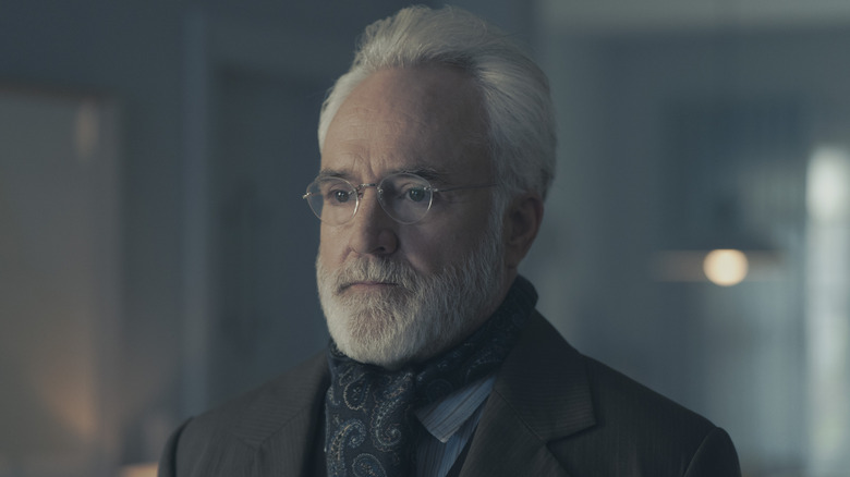 Komandan Lawrence (Bradley Whitford) menatap seseorang di luar layar dalam kisah handmaid