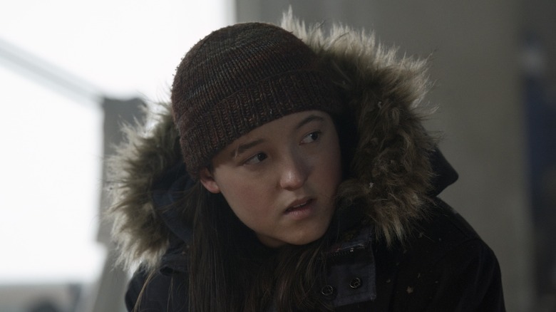 Ellie mengenakan mantel dan topi di The Last of Us Season 2