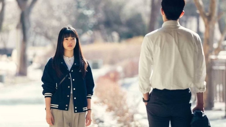 Na hee-do (kim tae-ri) menghadapi baek yi-jin (nam joo-hyuk) di sebuah taman di dua puluh lima dua puluh satu