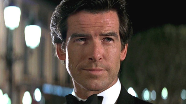 James Bond dari Pierce Brosnan tersenyum sambil mengenakan tuksedo di Goldeneye