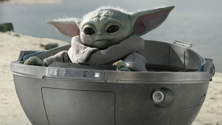 Grogu mengambang di podnya di Bab Mandalorian 19