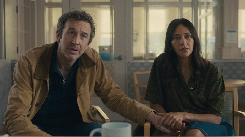 Mike dan Amanda di kantor Rivermind di Black Mirror