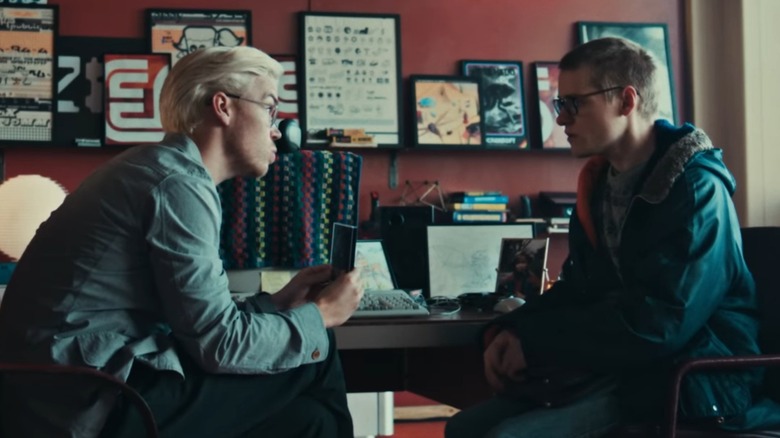 Will Pouler's Colin bersandar untuk menunjukkan kepada Cameron Lewis Gribben, sebuah disk floppy di cermin hitam
