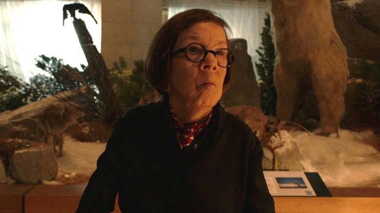 Linda Hunt sebagai Hetty berdiri di depan Boneka Hewan Mati di NCIS: Los Angels Episode Mother