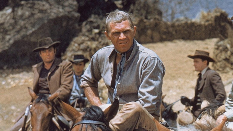 Steve McQueen berkeringat di pelana sebagai Vin Tanner di Seven yang luar biasa