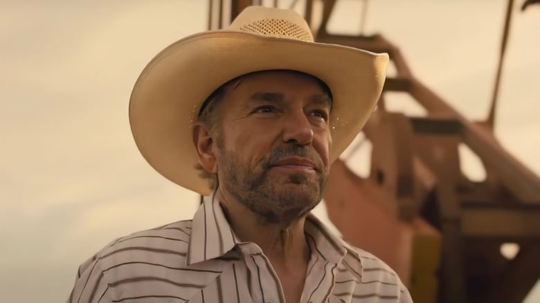 Tommy Norris dari Billy Bob Thornton, mengenakan topi dan berdiri di atas rig minyak