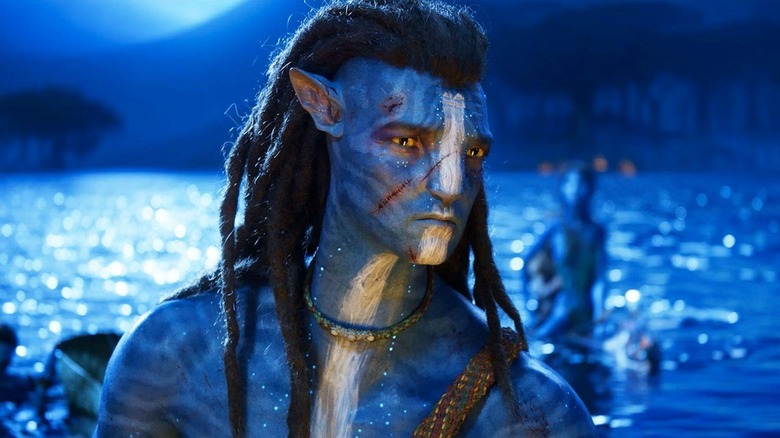 Jake Sully duduk di atas air di avatar: jalan air