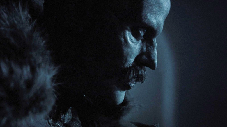 Count Orlok menatap intens di Nosferatu (2024)