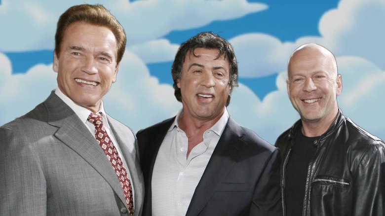 Arnold Schwarzenegger, Sylvester Stallone, dan Bruce Willis di depan langit Simpsons