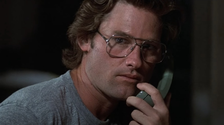 Kurt Russell sebagai Malcolm tampak khawatir saat di telepon di musim yang rata -rata