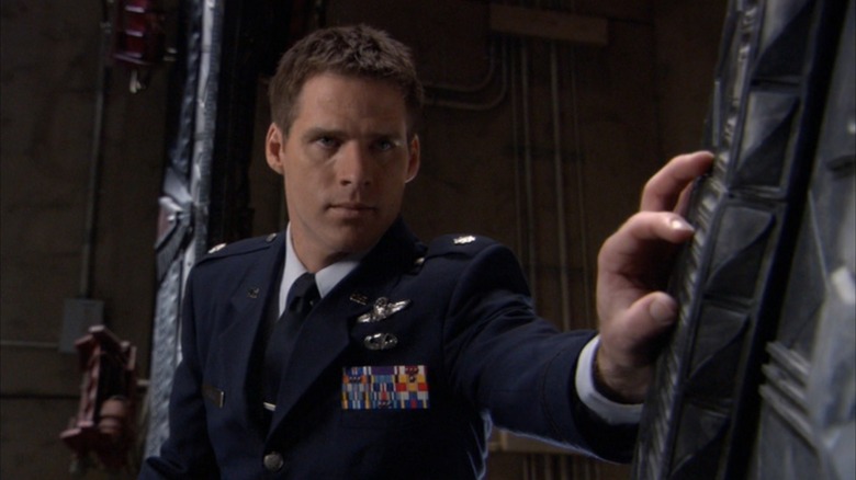 Ben Browder sebagai Letnan Kolonel Cameron Mitchell menatap Stargate SG-1 dengan intens