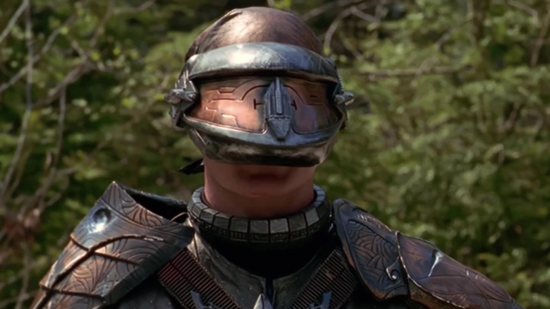 Aris Boch Sam J. Jones mengenakan baju besi dan helm di Stargate SG-1