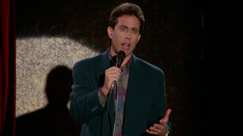 Jerry Seinfeld melakukan stand-up di Seinfeld