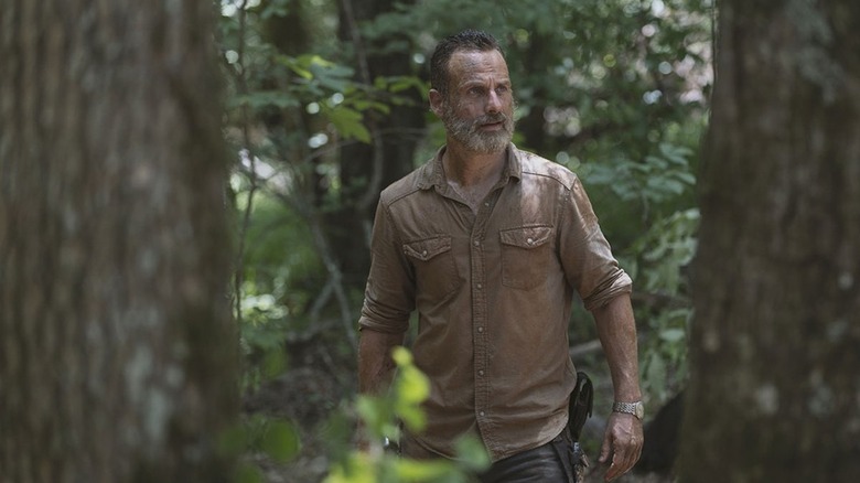 Rick Grimes Andrew Lincoln berjalan melewati hutan di musim berjalan 9