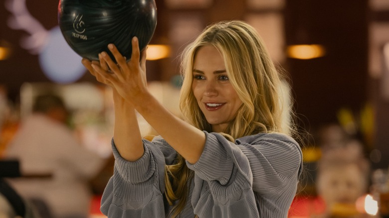 Ainsley Norris memegang bola bowling di Landman