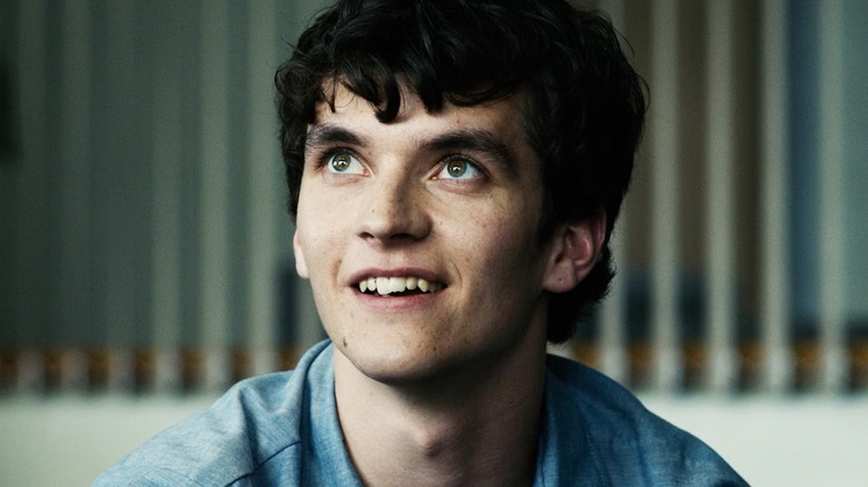 Stefan tersenyum dan mendongak di Bandersnatch