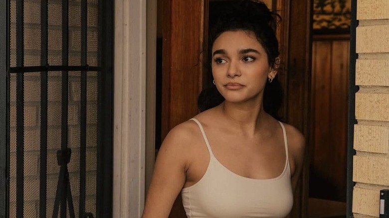 Paulina Chavez As Ariana Medina berdiri di pintu ke rumahnya di Landman