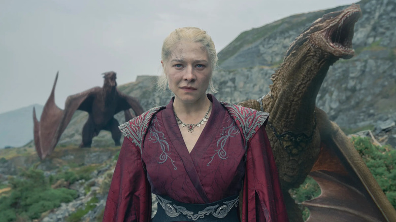 Emma D'Arcy sebagai Rhaenyra Targaryen dengan naga di House of the Dragon